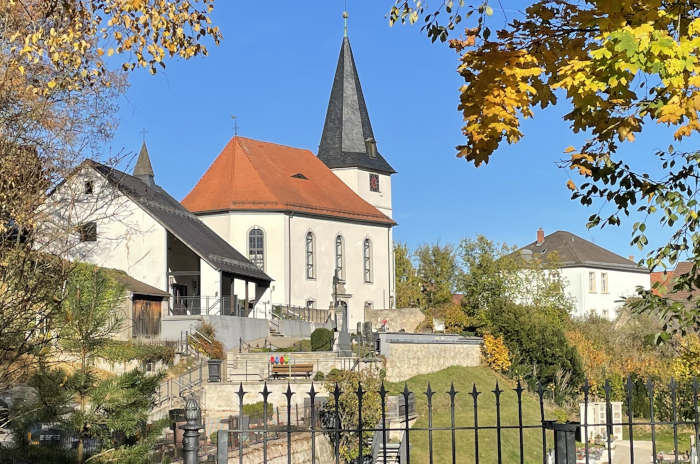 Kirche Plech aus Richtung Friedhof fotografiert im Herbst