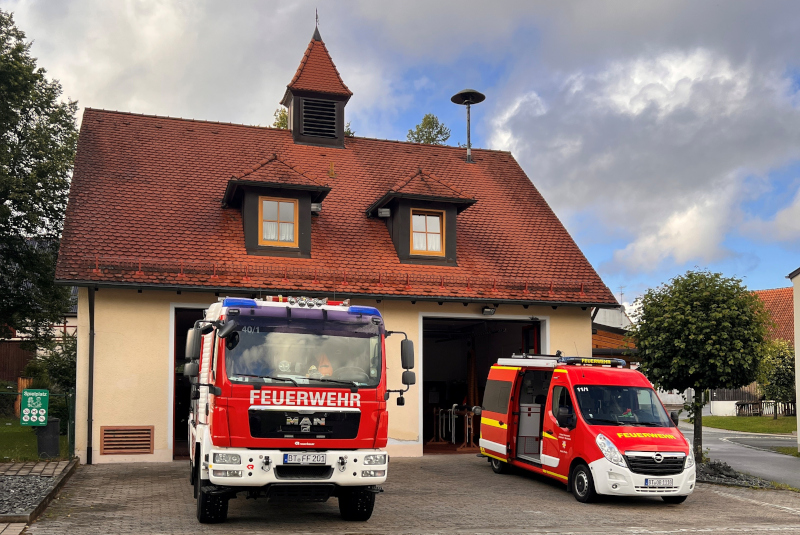 HLF 20 und MZF vor Gerätehaus in Ottenhof