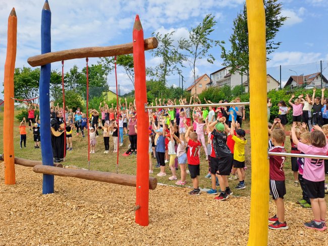 2025 07 15 uebergabe klettergeruest markt plech  004