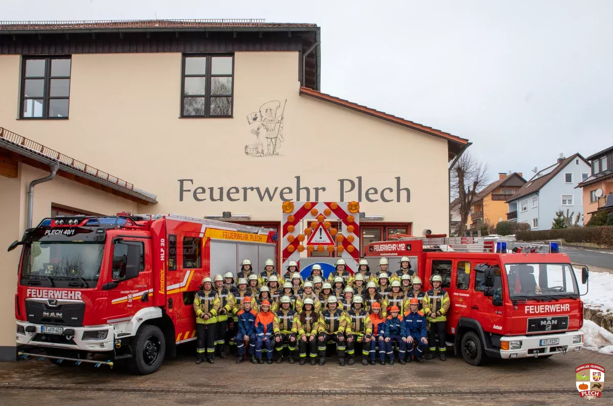 Gruppenfoto mit den aktiven der Freiwilligen Feuerwehr Plech im Schutzanzug