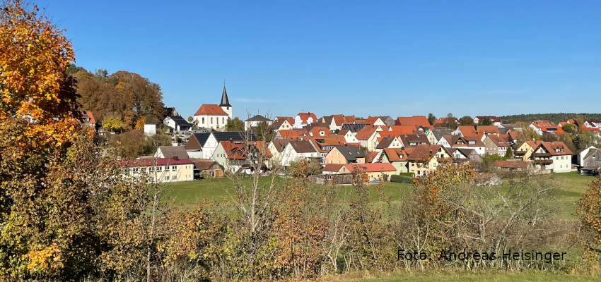 Herbstblick auf Kirche und Gottvaterberg