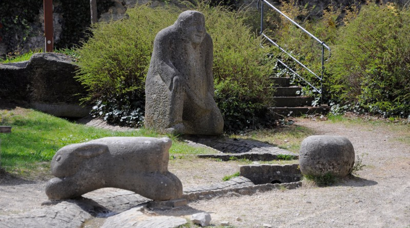 Auf dem Bild sieht man die Figuren der Plecher Sage (Bürgermeister, Kürbis und Hase) abgebildet. Das Foto wurde am Kirchplatz aufgenommen, dort bilden die Symbole einen Wasserbrunnen.
